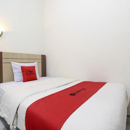 Reddoorz Plus Near Stadion Mandala Krida Yogyakarta Dış mekan fotoğraf