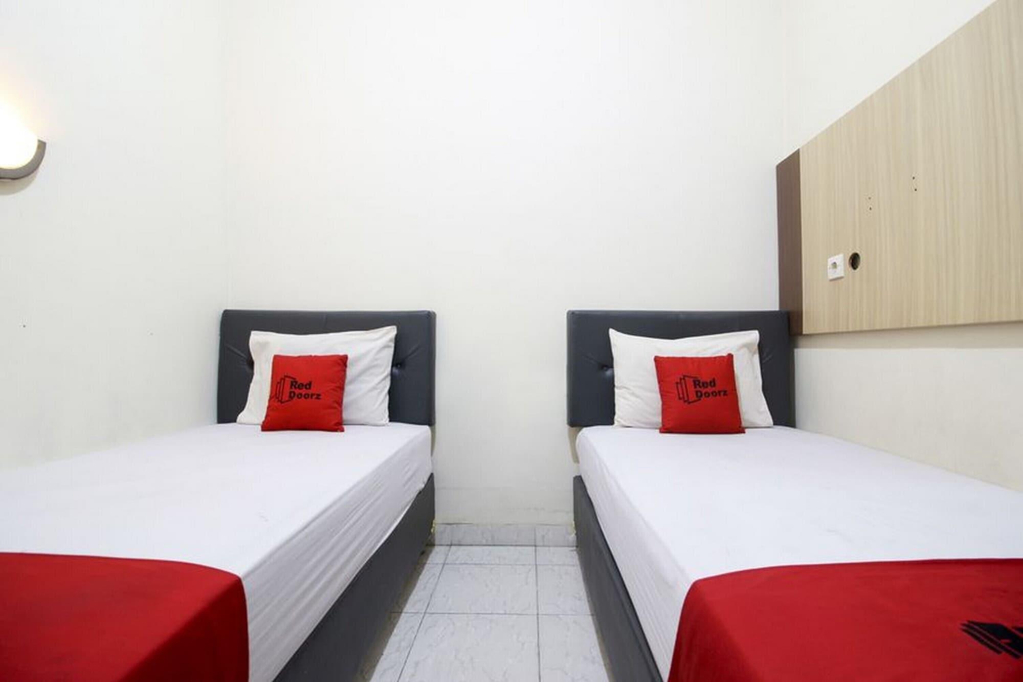 Reddoorz Plus Near Stadion Mandala Krida Yogyakarta Dış mekan fotoğraf