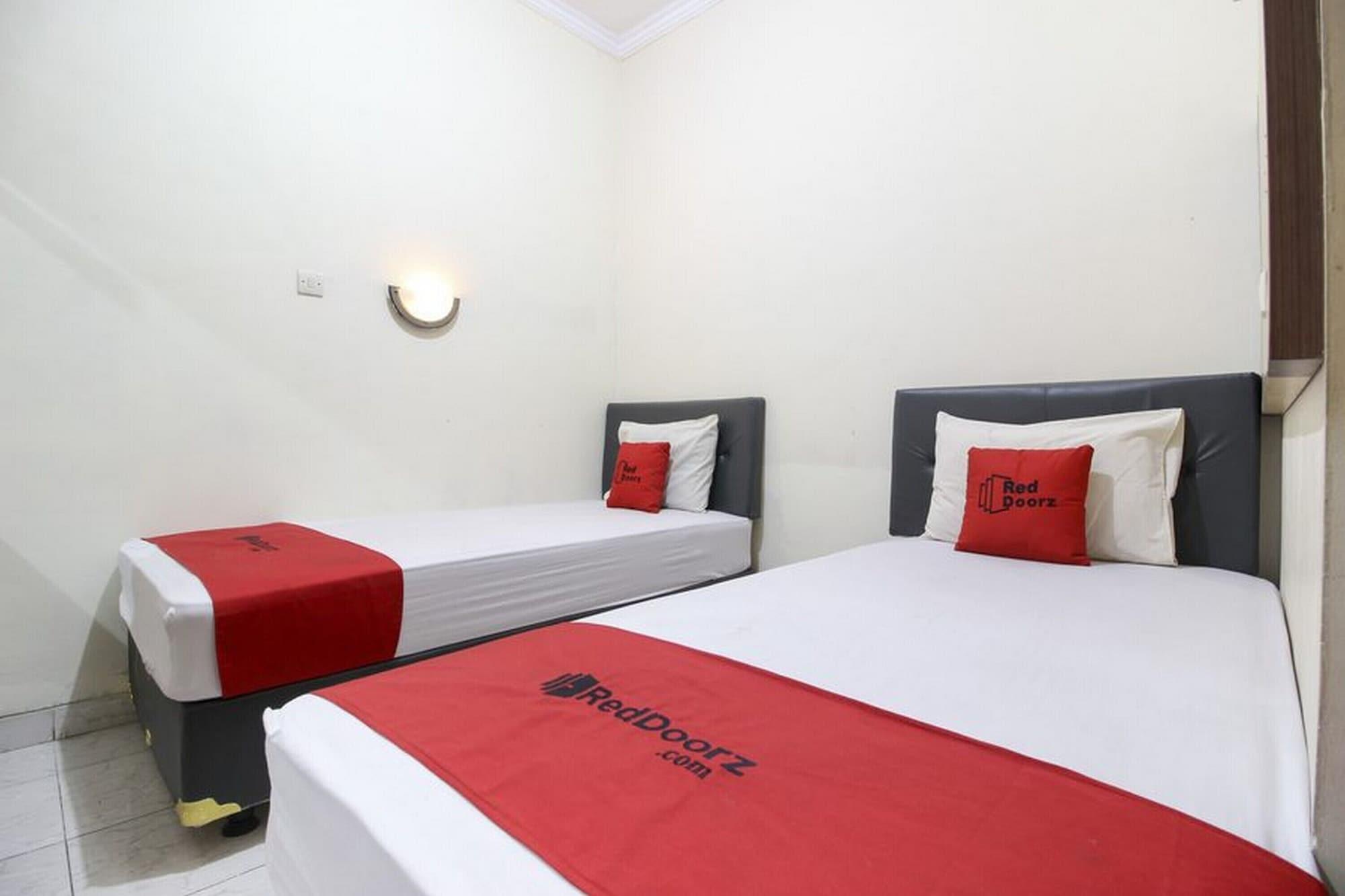 Reddoorz Plus Near Stadion Mandala Krida Yogyakarta Dış mekan fotoğraf