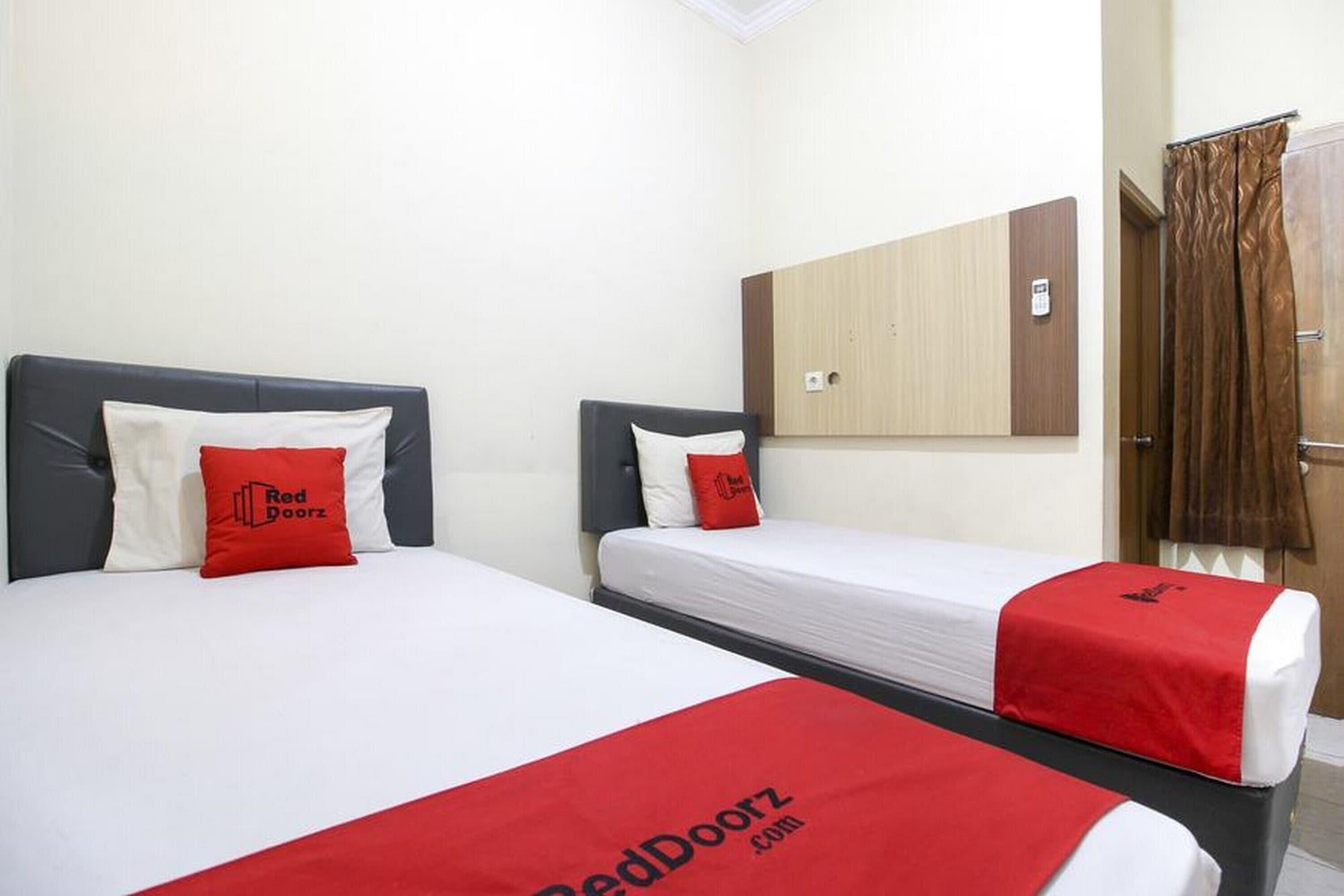 Reddoorz Plus Near Stadion Mandala Krida Yogyakarta Dış mekan fotoğraf