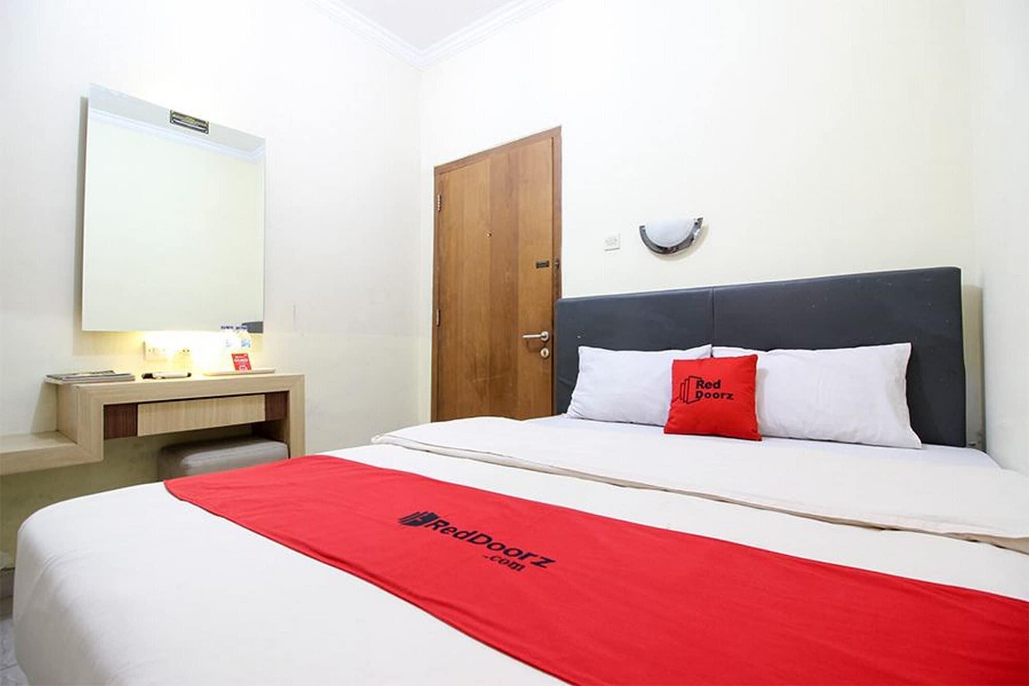 Reddoorz Plus Near Stadion Mandala Krida Yogyakarta Dış mekan fotoğraf