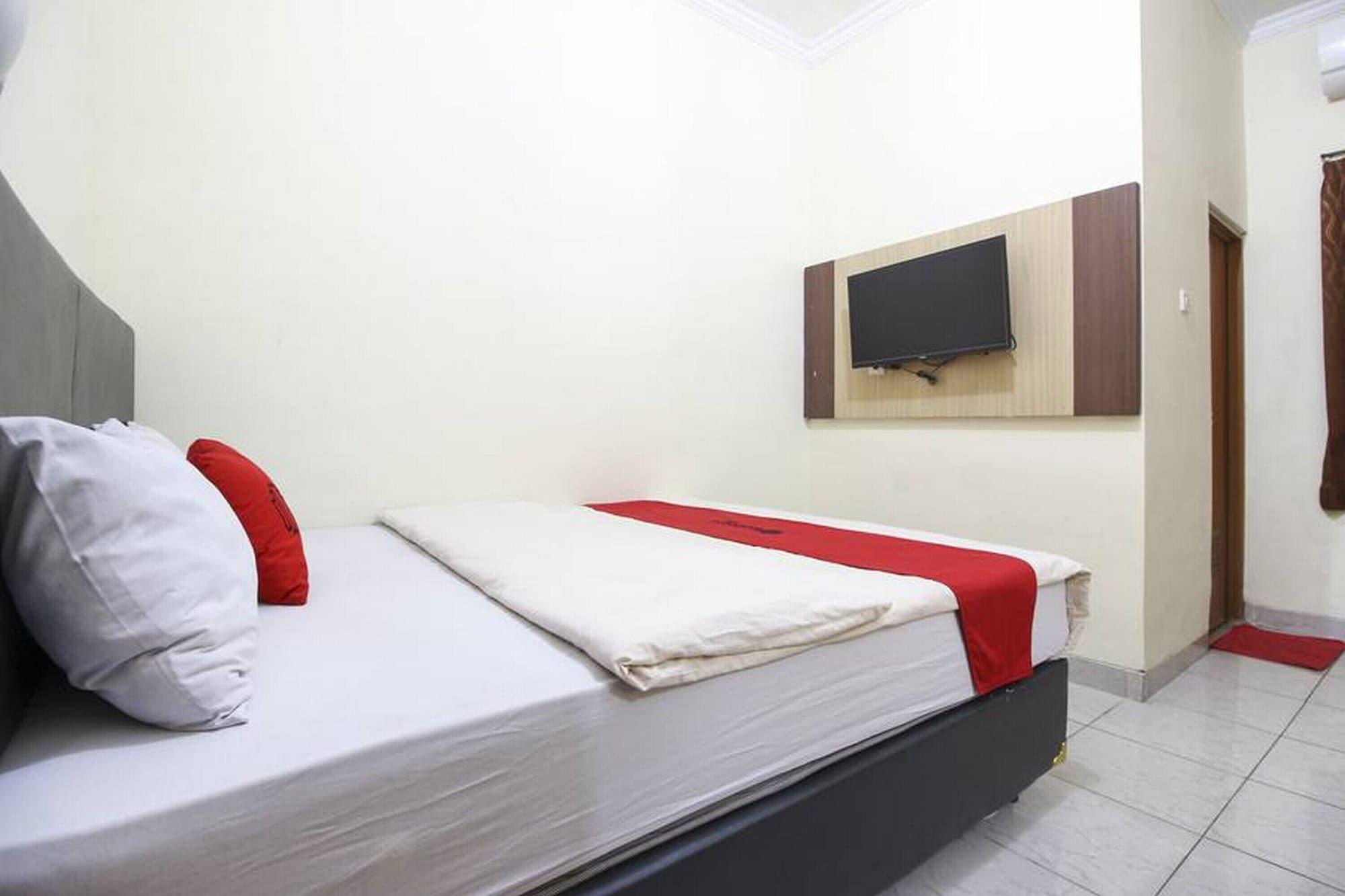 Reddoorz Plus Near Stadion Mandala Krida Yogyakarta Dış mekan fotoğraf
