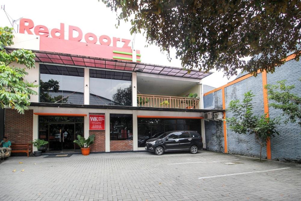 Reddoorz Plus Near Stadion Mandala Krida Yogyakarta Dış mekan fotoğraf