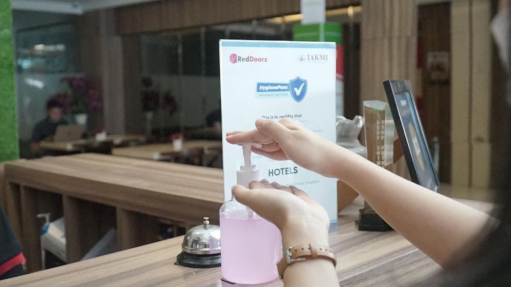 Reddoorz Plus Near Stadion Mandala Krida Yogyakarta Dış mekan fotoğraf