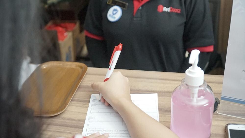 Reddoorz Plus Near Stadion Mandala Krida Yogyakarta Dış mekan fotoğraf