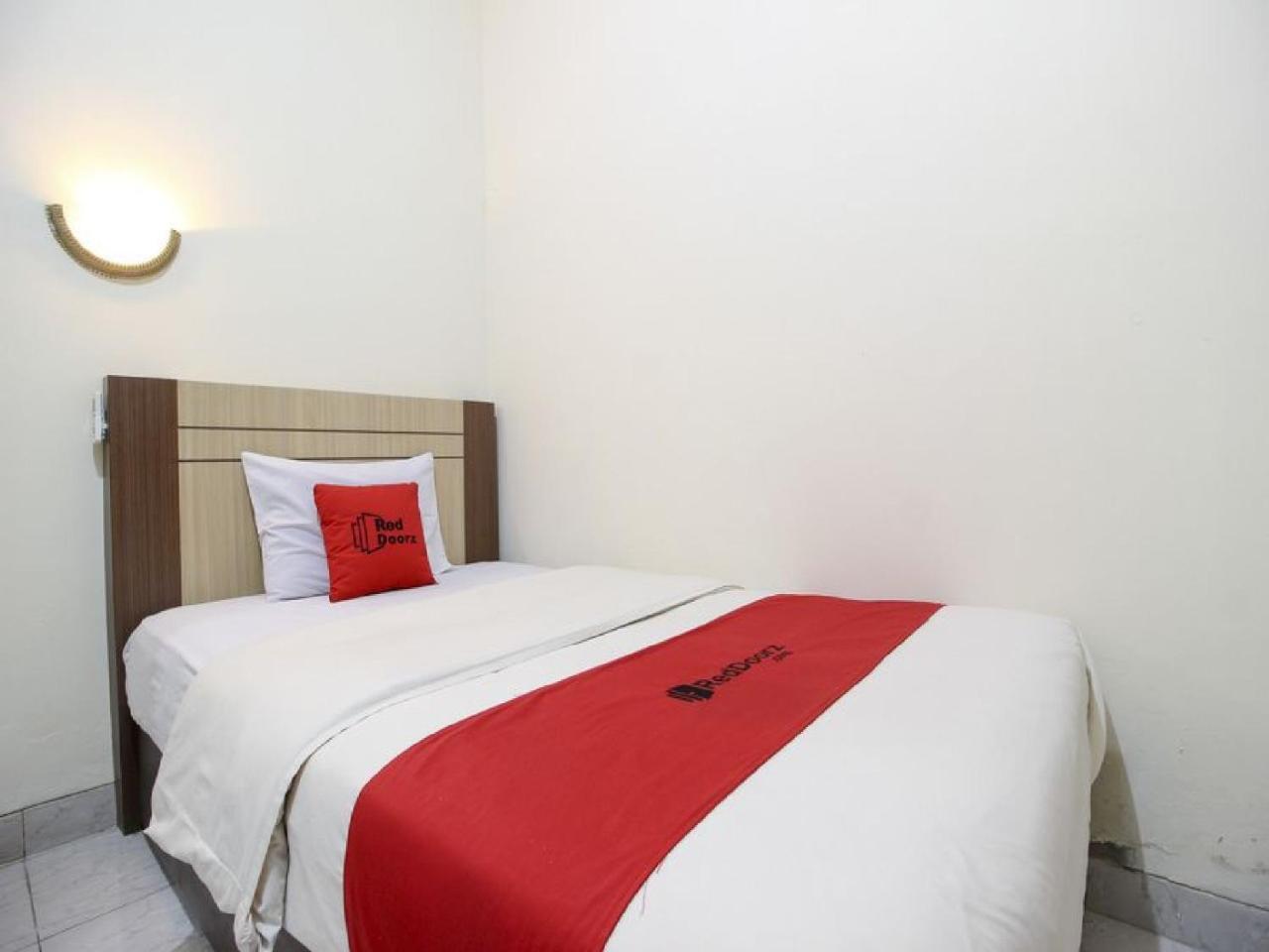 Reddoorz Plus Near Stadion Mandala Krida Yogyakarta Dış mekan fotoğraf