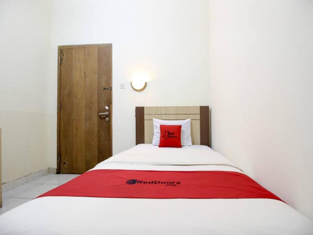 Reddoorz Plus Near Stadion Mandala Krida Yogyakarta Dış mekan fotoğraf